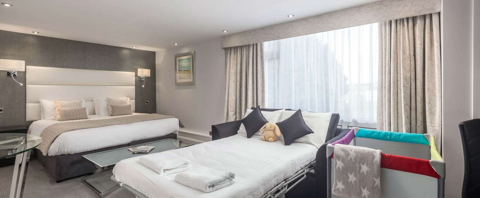 Barnstaple Hotel Deluxe Room Accommodation set for Family Stay with Cot