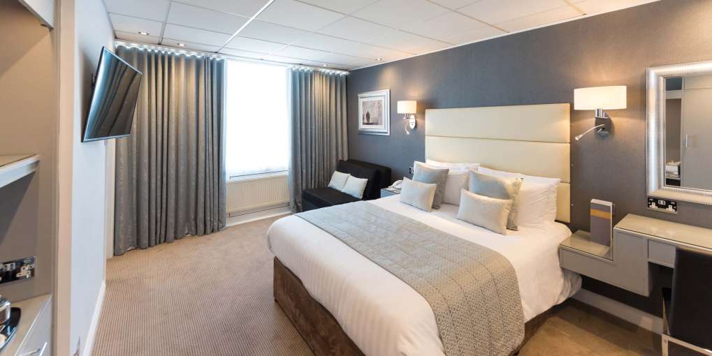 Barnstaple Hotel Signature Room (23) Accommodation Bed and Television